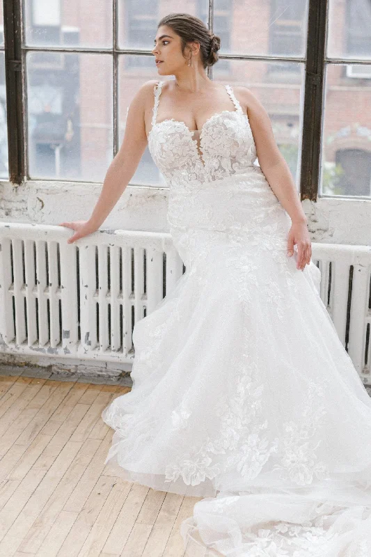 D3393 Lace Back Wedding